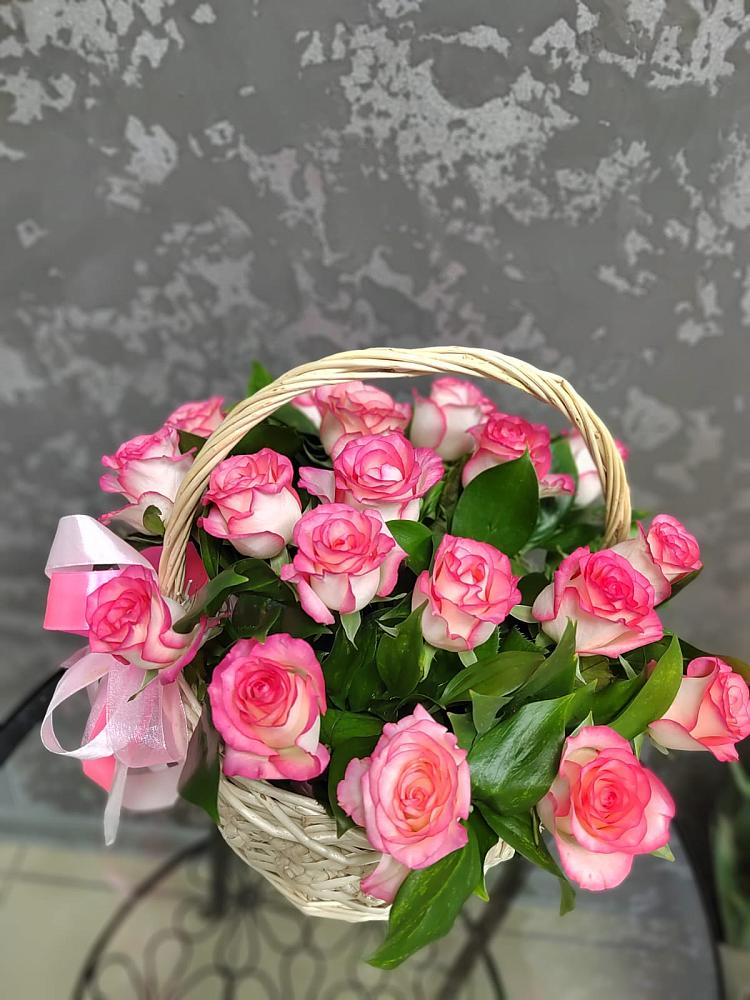 Цветочная композиция из Розы в корзине в Кедровом Красноярского края