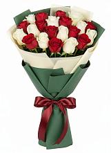 Букет Микс из красных и белых роз #REPLACE_PRED# Кедровом Красноярского края