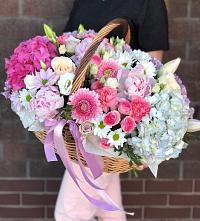 Композиция солнечный день в Кедровом Красноярского края Цветочная композиция из Розы, Хризантемы, Пионы и Лизиантусы в корзине в Кедровом Красноярского края