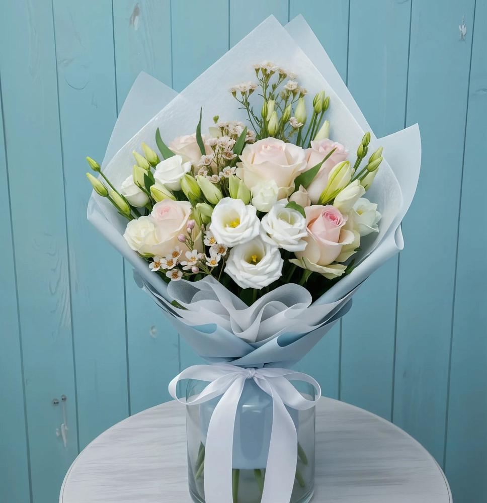 Букет цветов из: Розы и Лизиантусы в Кедровом Красноярского края