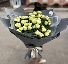Букет Белые кустовые розы Солинеро в Кедровом Красноярского края