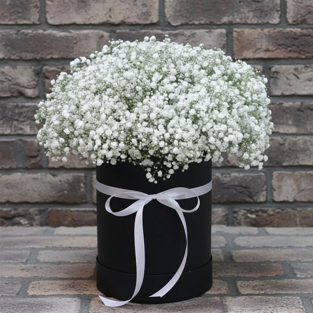 Цветочная композиция из Гипсофила в шляпной коробке в Кедровом Красноярского края