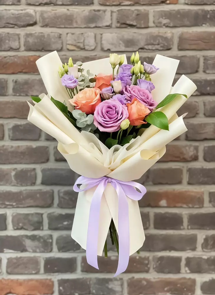 Букет цветов из: Лизиантусы и Розы в Кедровом Красноярского края