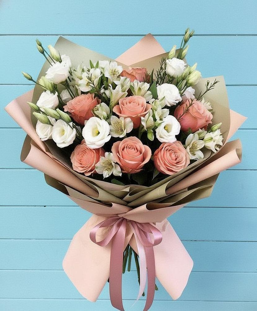 Букет цветов из: Розы, Альстромерии и Лизиантусы в Кедровом Красноярского края