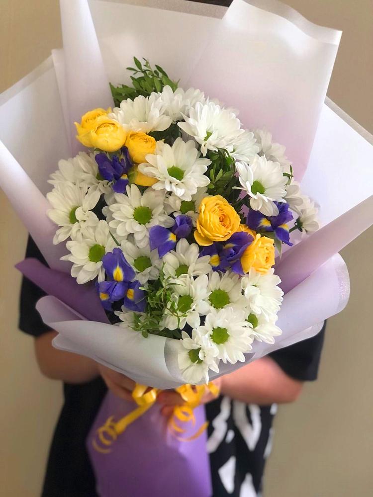 Букет цветов из: Ирисы, Хризантемы и Розы в Кедровом Красноярского края