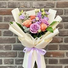 Букет цветов из:  Лизиантусы и Розы в Кедровом Красноярского края