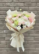Букет цветов из:  Гвоздики, Розы, Лизиантусы и Хризантемы #REPLACE_PRED# Кедровом Красноярского края