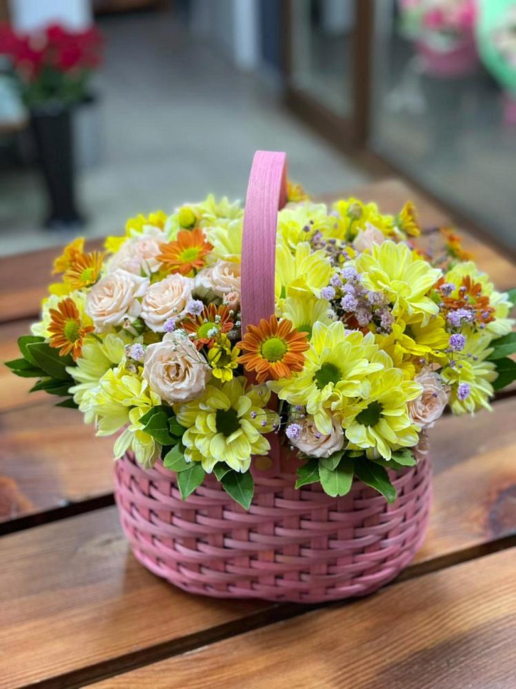 Цветочная композиция из Хризантемы и Розы в корзине в Кедровом Красноярского края