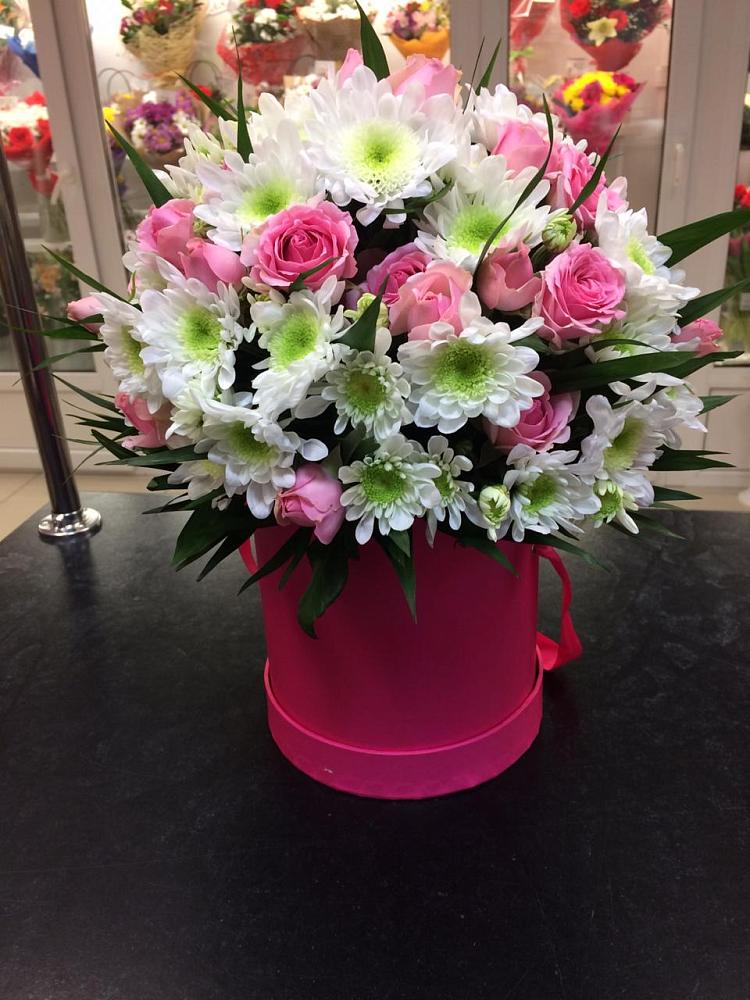 Цветочная композиция из Розы и Хризантемы в шляпной коробке в Кедровом Красноярского края