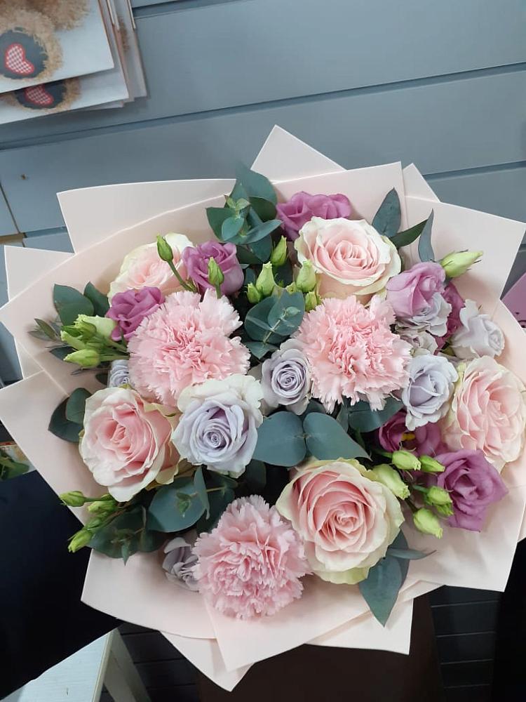 Букет цветов из: Розы, Гвоздики и Лизиантусы в Кедровом Красноярского края