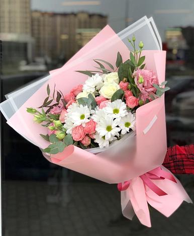Букет цветов из: Розы, Лизиантусы и Хризантемы в Кедровом Красноярского края