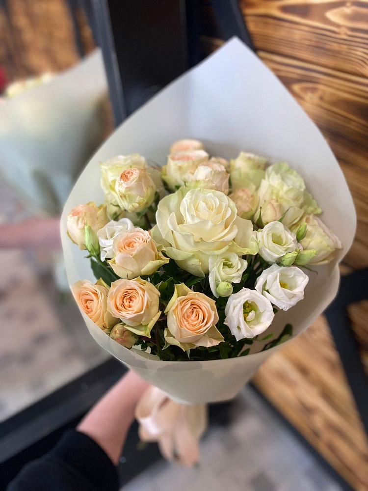 Букет цветов из: Розы и Лизиантусы в Кедровом Красноярского края